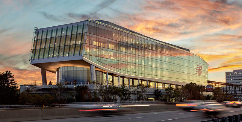 Photo extérieure des bureaux de New Balance à Boston, Massachusetts, au crépuscule